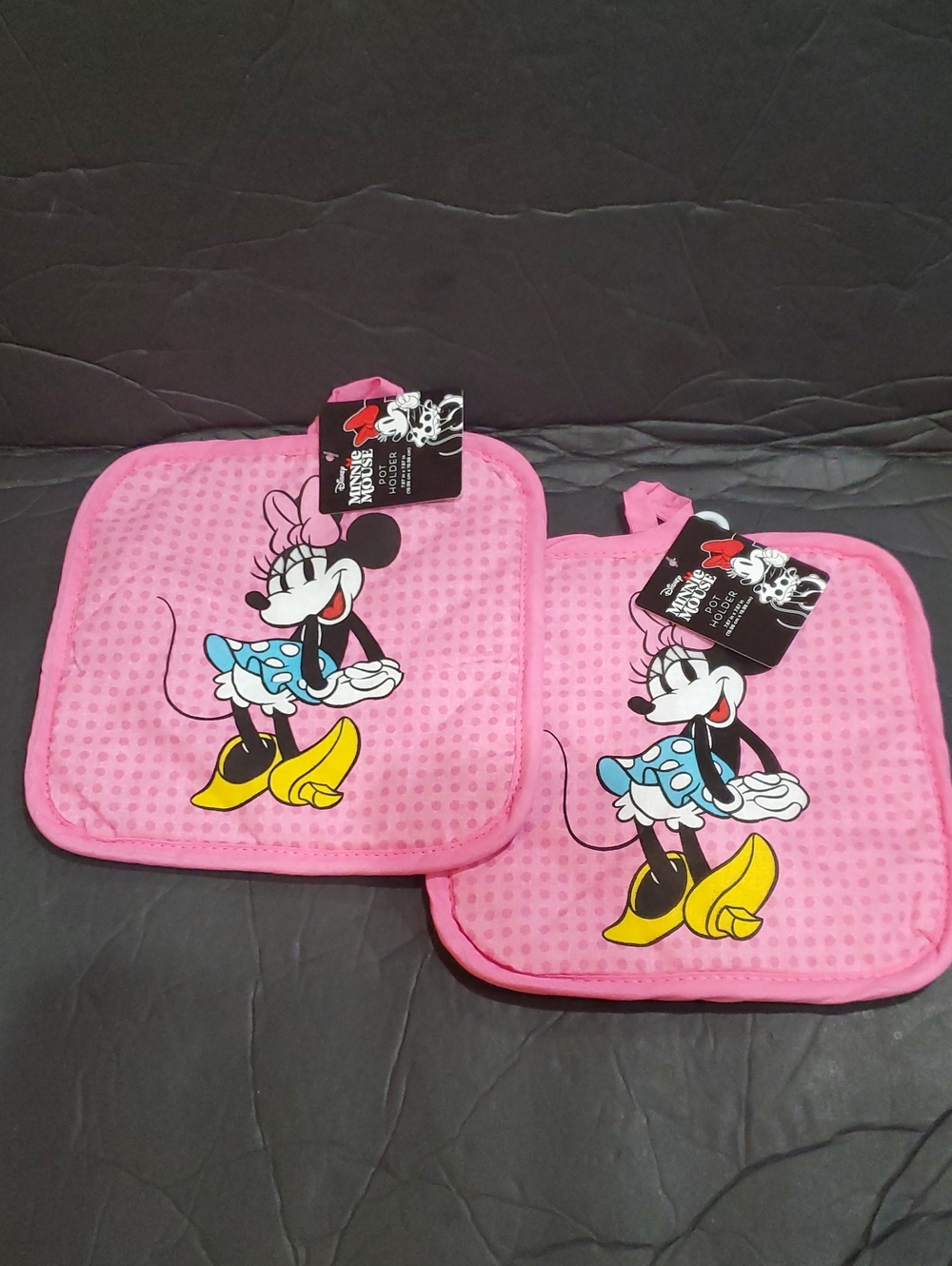 Disney’s iconic Minnie Mouse 2pack pink quilted dot effect Pink pot holders NEW